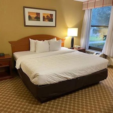 Quality Inn & Suites Saginaw Exterior foto