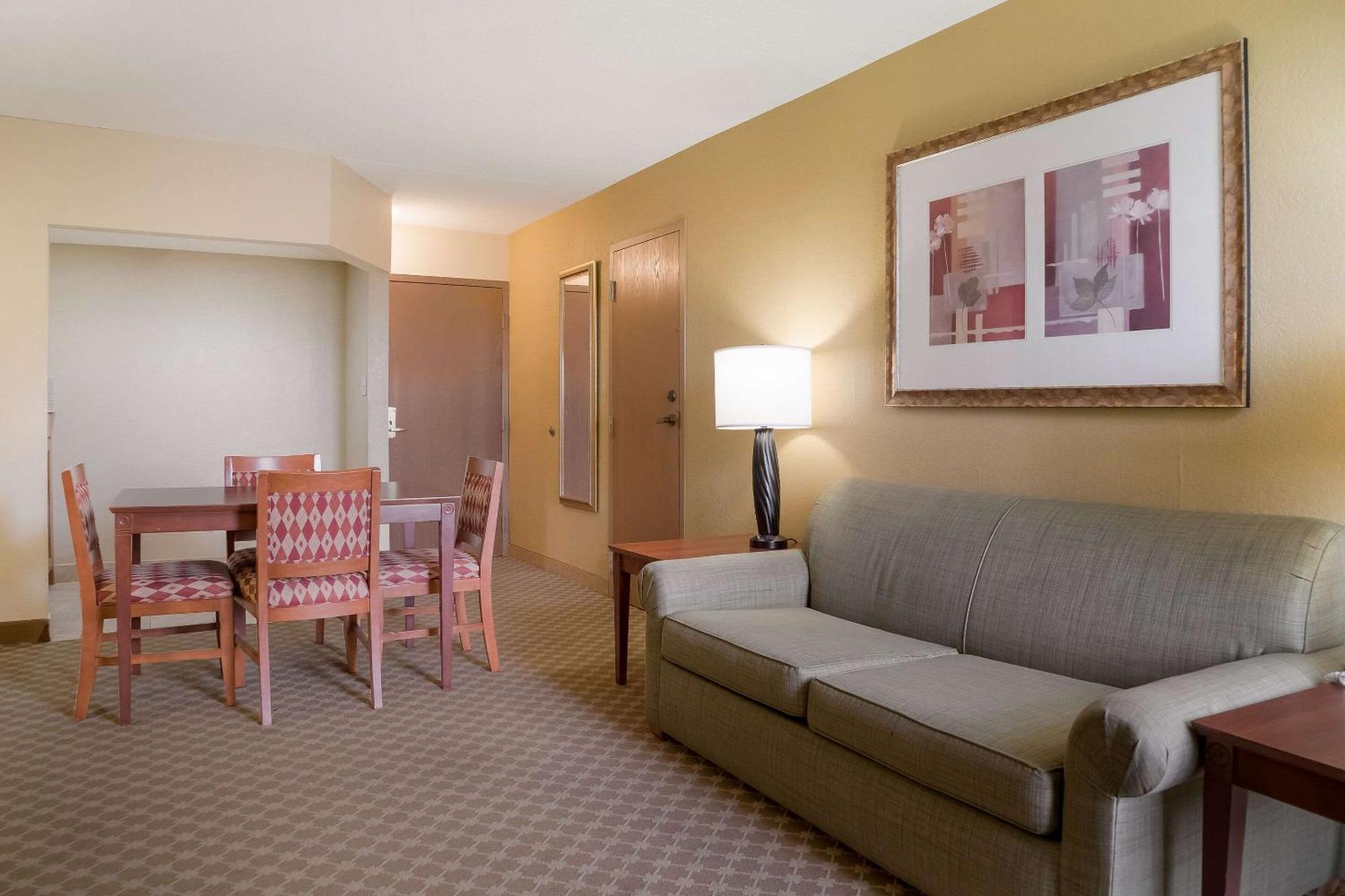 Quality Inn & Suites Saginaw Exterior foto