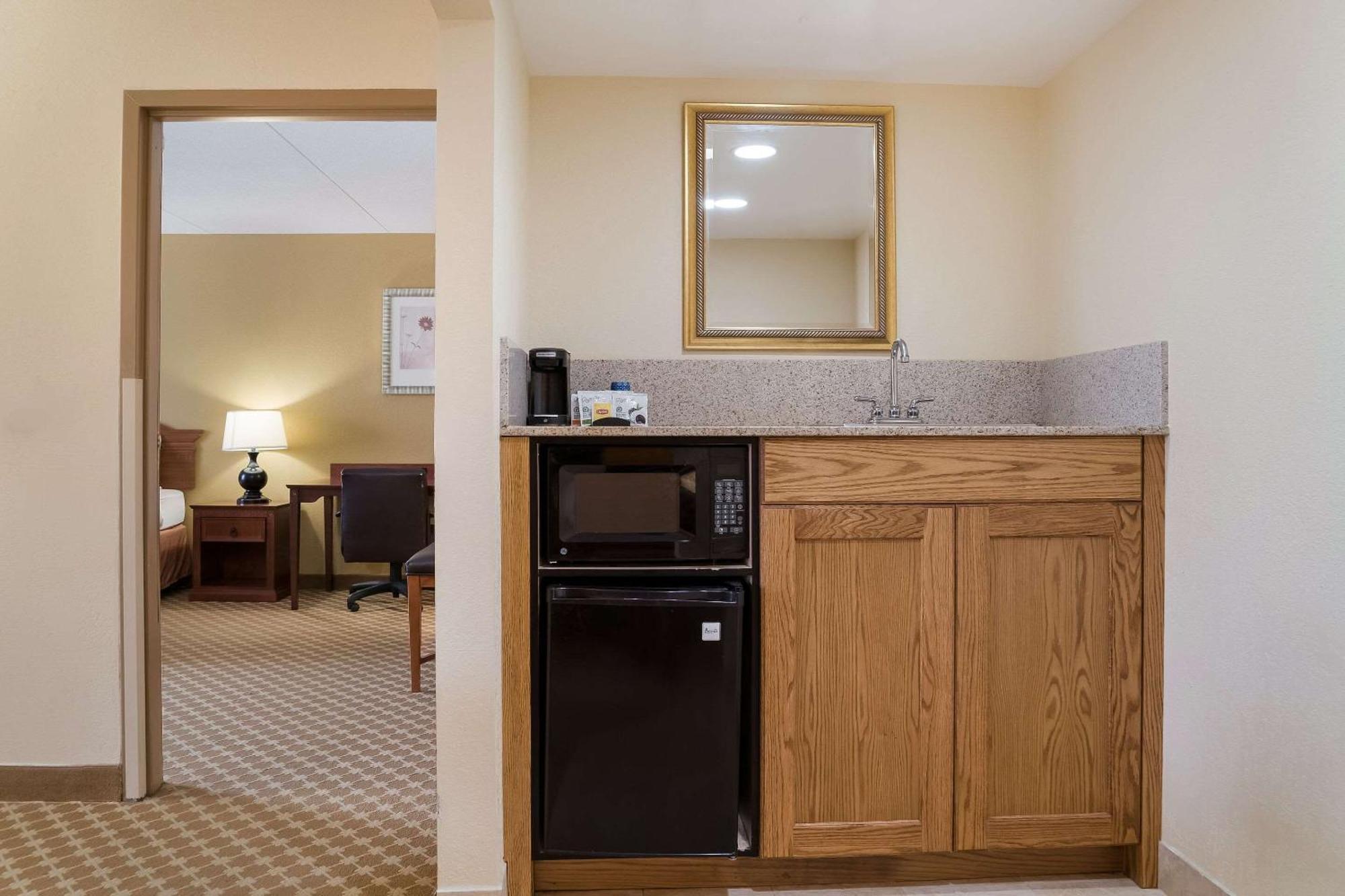 Quality Inn & Suites Saginaw Exterior foto