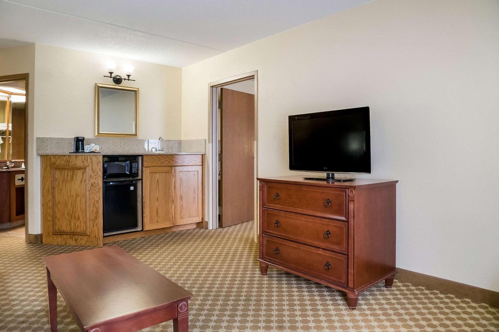 Quality Inn & Suites Saginaw Exterior foto