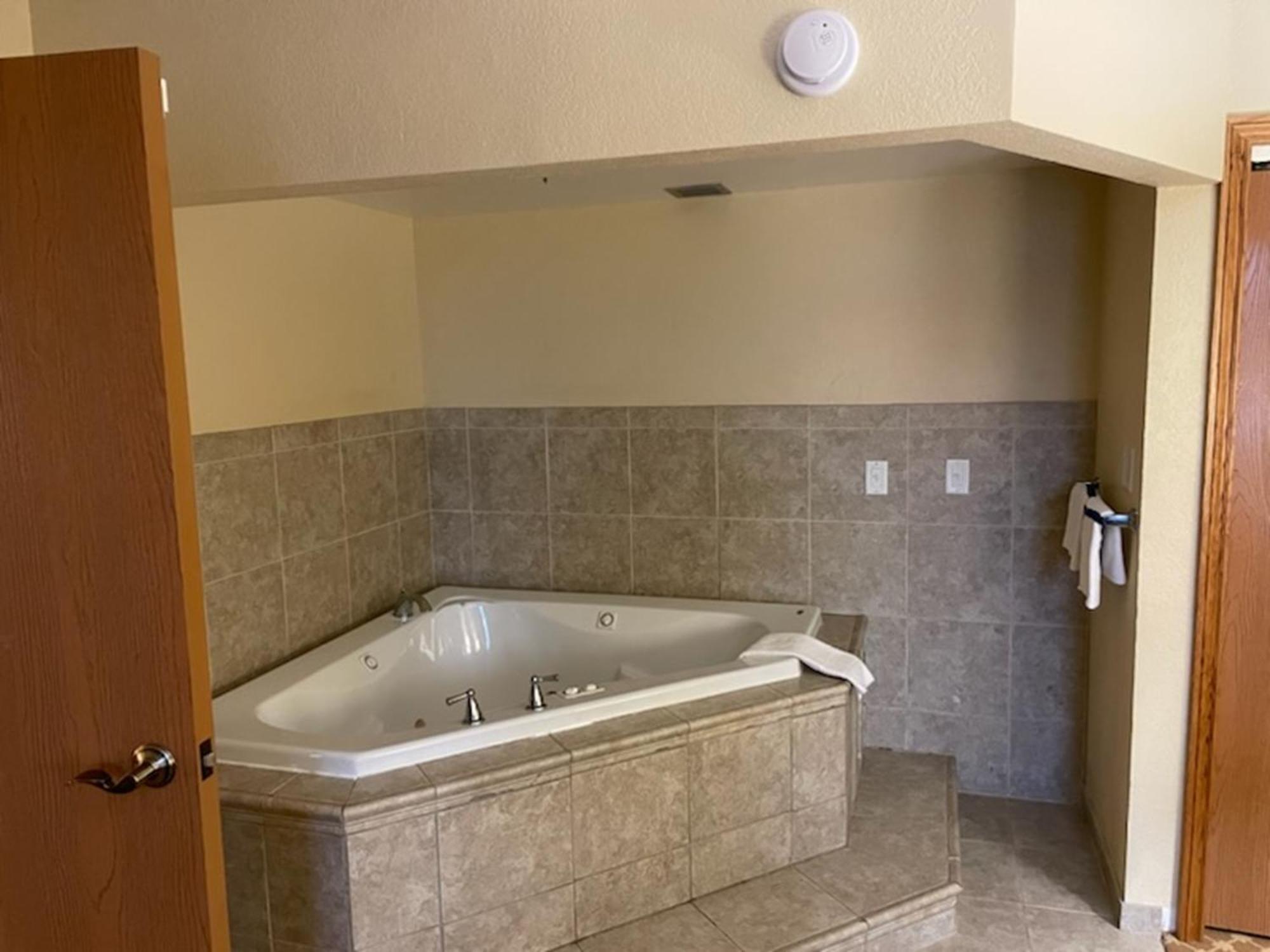 Quality Inn & Suites Saginaw Exterior foto